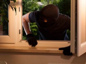 L'illecito di sottrazione di cose da un cortile condominiale è punito come furto in abitazione