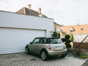 È stalking impedire ai proprietari del garage l'ingresso della propria auto