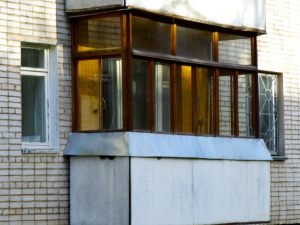 Veranda: ai fini delle distanze non è sufficiente una scrittura unilaterale del proprietario del fondo vicino che autorizza la corrispondente servitù