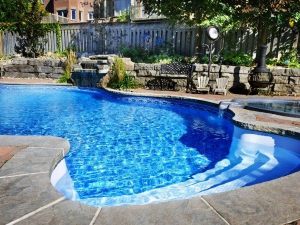 Scatta il risarcimento del danno se la piscina non rispetta le distanze legali