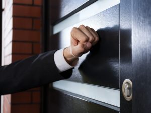 Lo stato di indigenza e la voltura delle utenze non sanano il delitto già perfezionato con l'occupazione abusiva dell'immobile