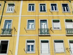 Valide le modifiche alla simmetria della facciata se il condomino agisce per ragioni di sicurezza e senza violare il decoro architettonico.