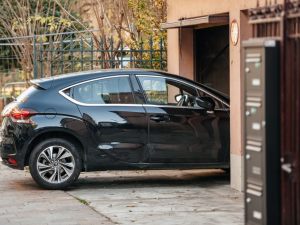 Il posto auto nel cortile condominiale non può (sempre) essere trasformato in un garage privato