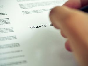 Non è necessario il consenso degli altri condomini per l'esecuzione di opere su parti comuni strettamente pertinenziali ad un'unità immobiliare.