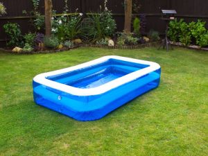 Si possono posizionare delle piscine gonfiabili nel giardino di proprietà?