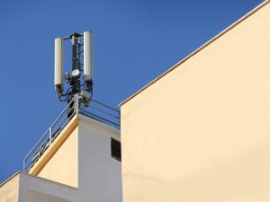 Per l'installazione di un ripetitore sul lastrico condominiale può bastare la maggioranza semplice