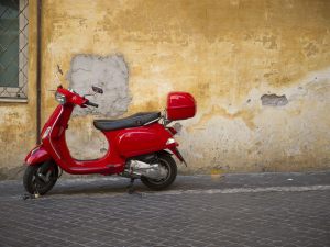 Si possono tenere motorini nel posto macchina in garage?