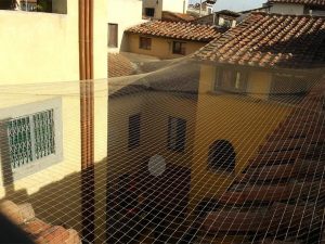 Reti antivolatili su balconi e decoro dell'edificio