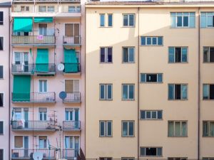 Locazione ex alloggio portiere da parte dell'amministratore: è possibile senza consenso dei proprietari?
