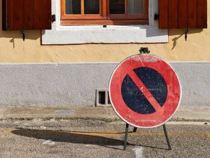 Che fare se il condomino parcheggia sotto la mia finestra?