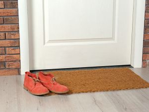 Scarpe fuori dalla porta in condominio