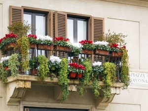 Siepe sintetica sulla ringhiera del balcone