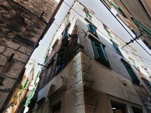 Luci irregolari e distanza tra costruzioni