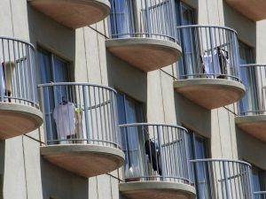 Stendino sul balcone, si può tenere?