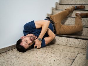 Risarcimento per caduta dalle scale, perché chi abita nel condominio ha meno possibilità?