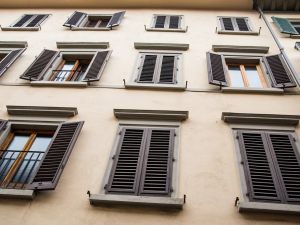 Per le liti aventi ad oggetto l'osservanza del regolamento condominiale è sufficiente una delibera a maggioranza semplice