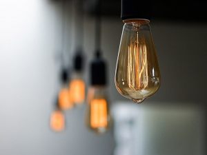 Manutenzione illuminazione delle abitazioni, IVA al 10% ma niente cessione del credito