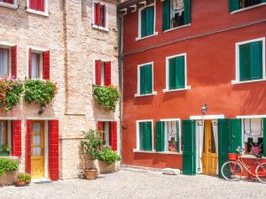 Quattro piani su cinque visti dalla strada bastano per il bonus facciate