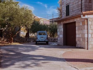 Legittimo passare con autoveicoli nella corte comune