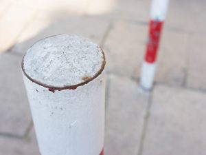 Apposizione di paletto dissuasore all'ingresso della strada, quali limiti in caso di esistenza di passo carrabile?