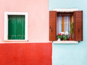 La persiana che copre una finta finestra è parte della facciata, non di proprietà esclusiva
