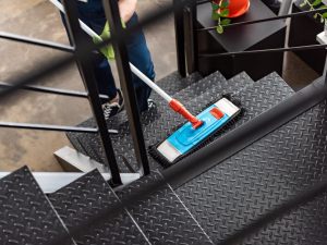 Pulizia scale in nero: cosa rischiamo?