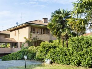 Un cortile, una macchina, 6 persone e un supercondominio