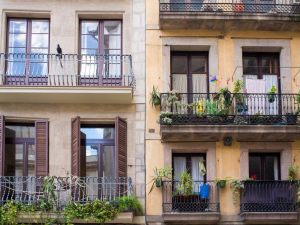 Posso alzare il parapetto del balcone?