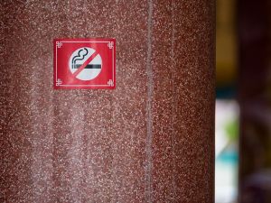 Fumo di sigaretta in condominio: quando si può vietare?