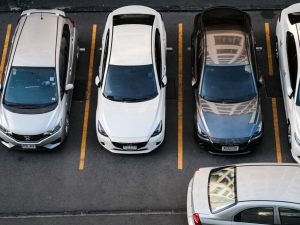 Auto di non residenti in condominio possono accedere in cortile?