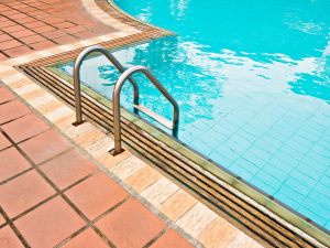 Accesso a estranei nella piscina condominiale, come va regolato?