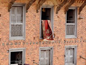 È vietato sbattere i tappeti e le tovaglie dal balcone?