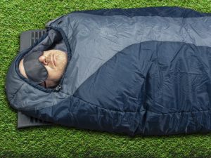 Posso dormire col sacco a pelo nel giardino condominiale?