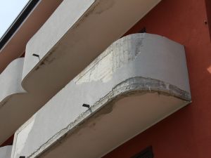 Infiltrazioni e danni, perché il condominio non può imporre la riparazione in forma specifica