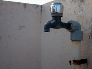 È legittimo installare una conduttura dell'acqua a servizio della propria porzione di terrazzo a livello?