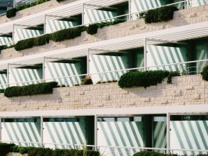Pannello divisorio su balcone a confine tra proprietà: diritto di veduta e privacy