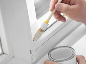 Spetta all'inquilino pitturare gli infissi con vernice impregnante?