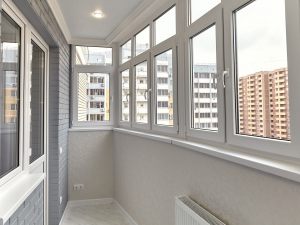 Infissi e lesione del decoro: la visibilità dall'esterno dell'abuso è rilevante?