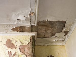 Caduta di intonaco in appartamento locato in condominio; a chi imputare i danni?