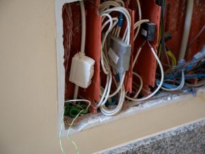 Spostamento cavi telefonici: spese e risarcimento