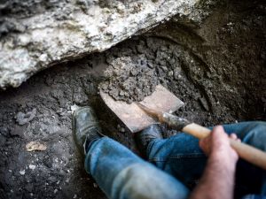 Se devo accedere al fondo del vicino per riparazioni posso effettuare scavi nel terreno stesso e opere concernenti la parte del muro al di sotto del piano di campagna?