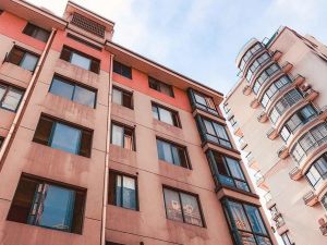 Non è possibile accusare un condomino di lesione del decoro del condominio per opere minori di pochissima incidenza sull'estetica del caseggiato