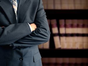 Conflitto di interessi e delibera approvata con il voto favorevole della condomina - collaboratrice del legale del condominio