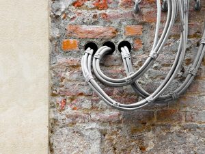 È indispensabile il consenso del proprietario di un edificio per il passaggio di cavi telefonici?