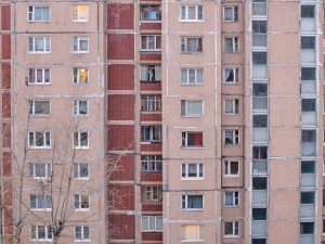 Apertura di una nuova porta di ingresso sul pianerottolo a seguito di frazionamento di immobile in due unità, uso della cosa comune e decoro