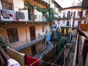 Il cortile tra più edifici: è parte comune anche alle proprietà che non vi hanno accesso diretto?