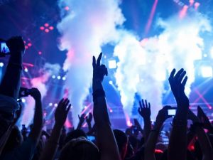 Discoteca viola ordinanza su emissioni sonore notturne: rilevanza penale per inosservanza normativa e sanzioni amministrative previste