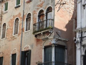 Se cadono calcinacci dal soffitto del portico…