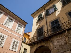 Palazzina con due appartamenti, lavori urgenti e rimborso