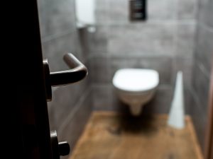 È legale inserire la tubazione di scarico di un servizio igienico all'interno del solaio di calpestio dell'unità immobiliare del piano inferiore?